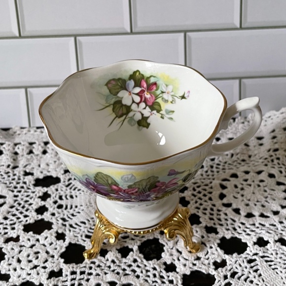 Royal Albert Bone China / Violets, purples and white flowers with green leaves - Picture 7 of 12